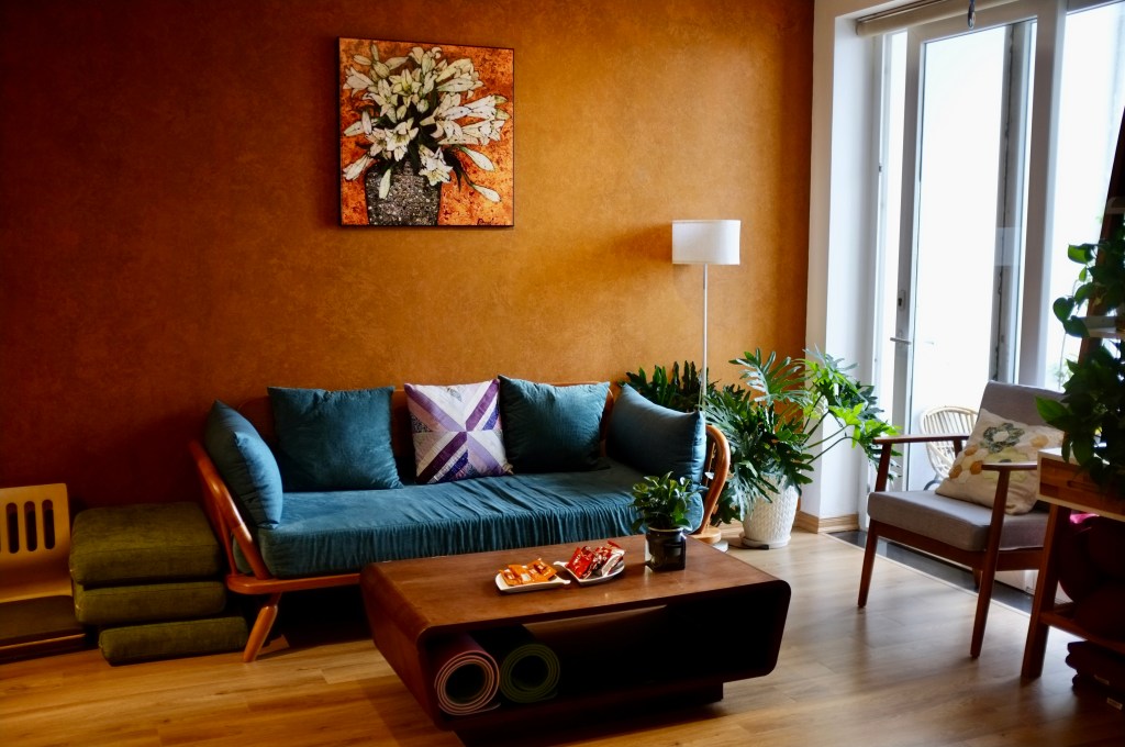 Sofa xanh, cây lá và ánh sáng bên cửa sổ trong không gian MANI Counseling Ecopark