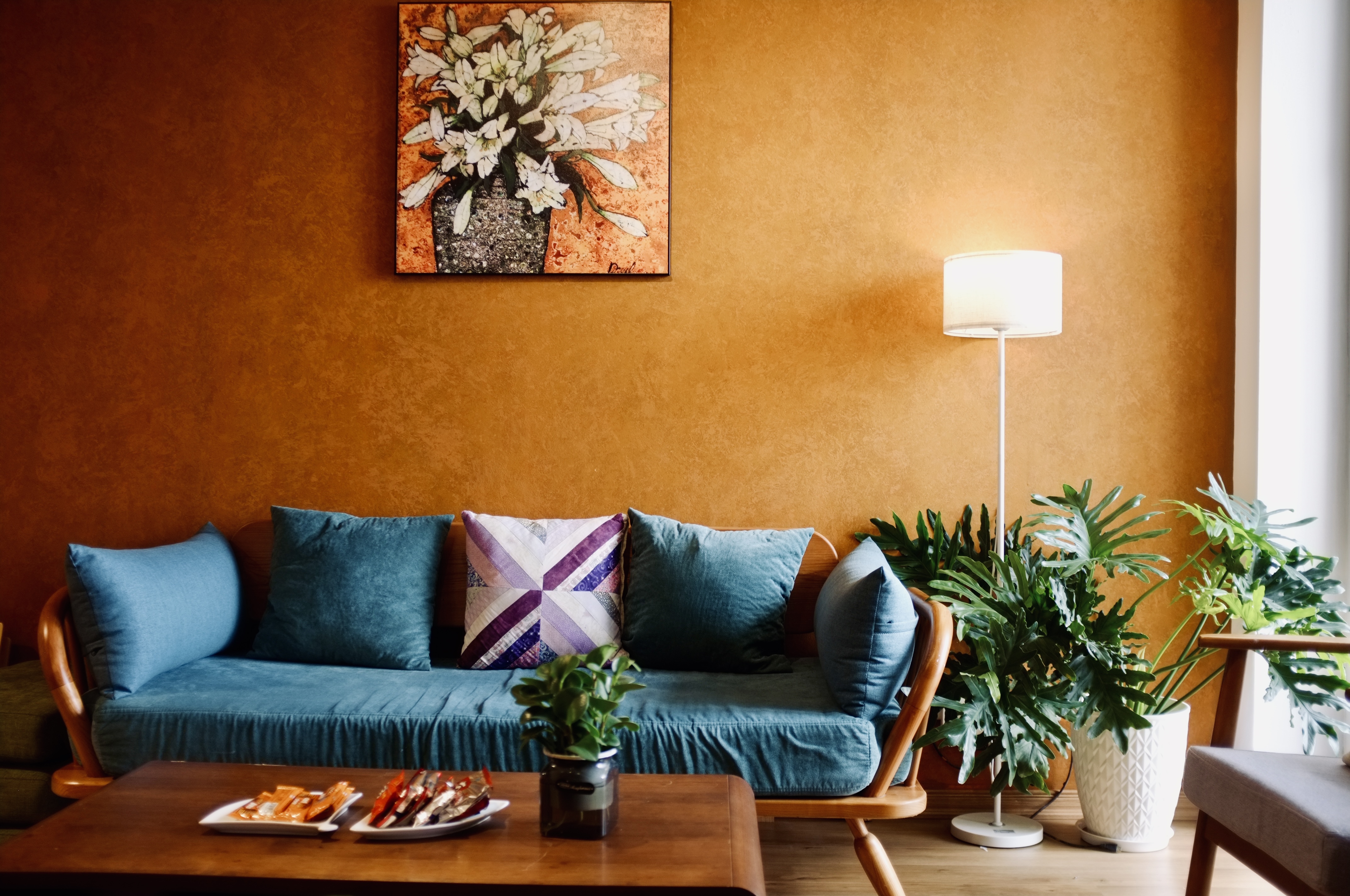 Sofa xanh và cây bên cửa sổ tại MANI Counseling Ecopark